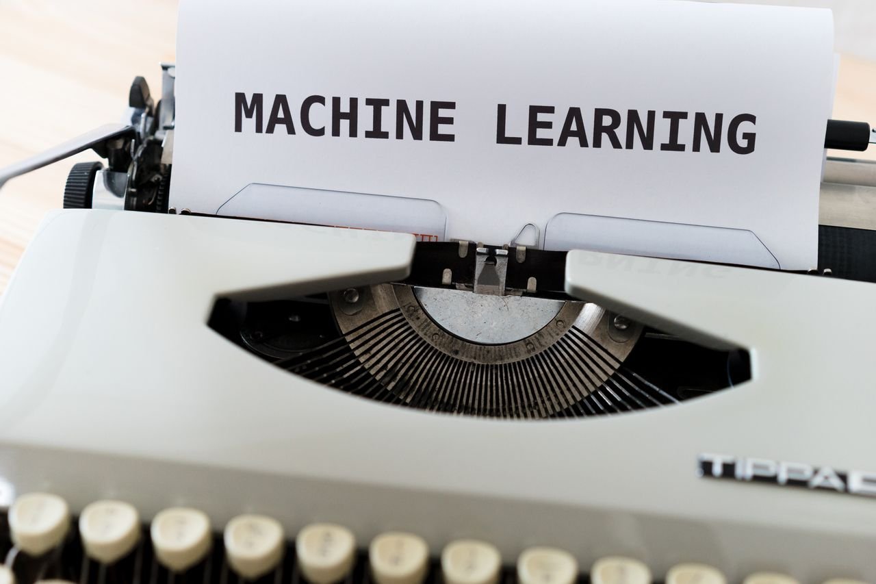 Mastering the First Impression: Your intriguing post title goes here Vintage typewriter displaying 'Machine Learning' text, blending old and new concepts.